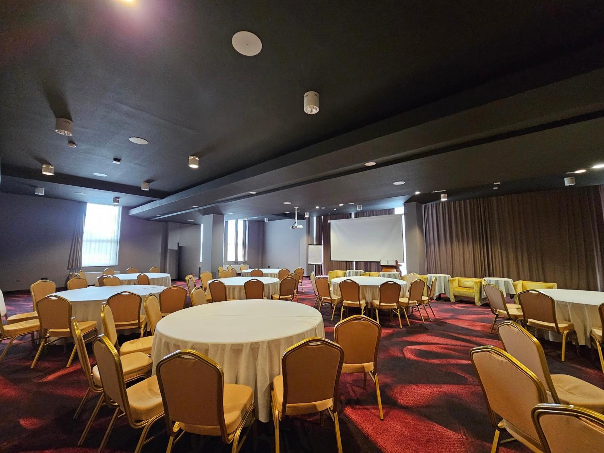 מלון Iaki Conference & 4*